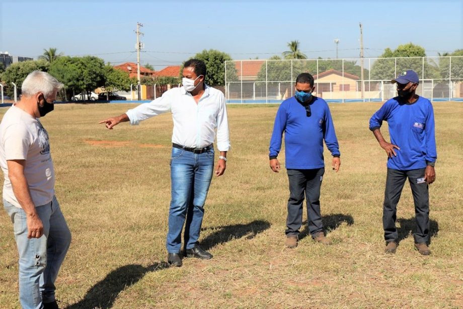 Prefeitura realiza melhorias no campo de futebol do Distrito de