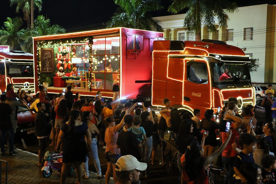 Caminh es iluminados da Caravana Coca Cola passaram por TL e