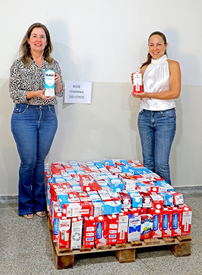 Carreta da Alegria arrecada 1400l de leite em apoio do social